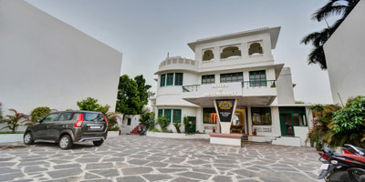 The facade of Treebo The Regal House, Near Fateh Sagar Lake in undefined. Frontal Parking Area