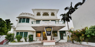 The facade of Treebo The Regal House, Near Fateh Sagar Lake in undefined. Ample Hotel Courtyard